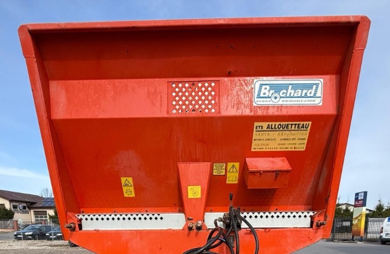 rozrzutnik obornika / przyczepa objętościowa brochard – 8 ton | 2001 rok | tandem